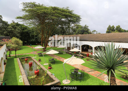 Cortile interno presso il monte Kenya Safari Club situato sull'equatore in Africa orientale. Ora un Fairmont Hotel, era una volta di proprietà di attore William Holden. Foto Stock