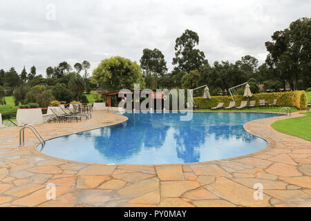 Piscina presso il Fairmont Monte Kenya Safari Club hotel. Foto Stock