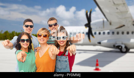 Amici rivolti a voi oltre il piano su airfield Foto Stock