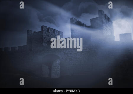 Medievale castello europeo in una nebbiosa notte di luna piena Foto Stock