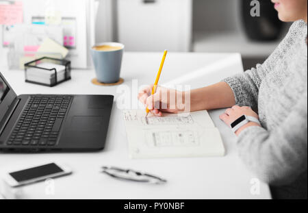 Web designer che lavora su interfaccia utente in ufficio Foto Stock