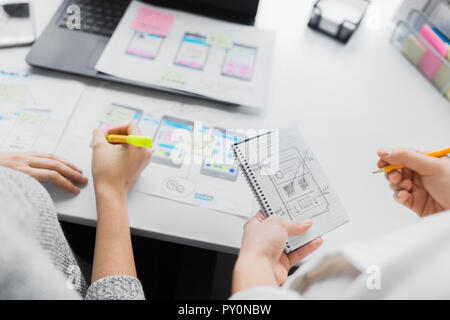 Il web designer lavora su interfaccia utente progetto Foto Stock