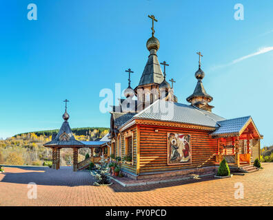 Tempio cristiano del santo martire Giovanni il guerriero in Novokuznetsk, Russia. Vintage tecnologie per la costruzione di tradizioni di archit in legno Foto Stock
