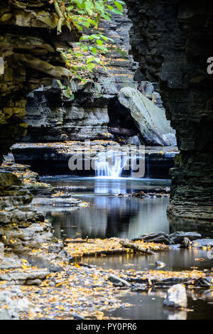 Una piccola cascata nella gola a Watkis Glen State Park Foto Stock