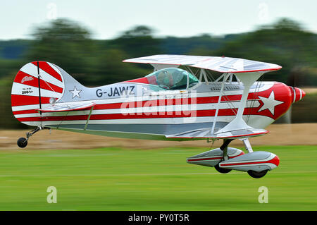 Pitts S-1S Pitts speciale biplano acrobatico piano G-JAWZ atterraggio su pista in erba a Elmsett Airfield, Suffolk, Regno Unito. Aeromobili leggeri Foto Stock