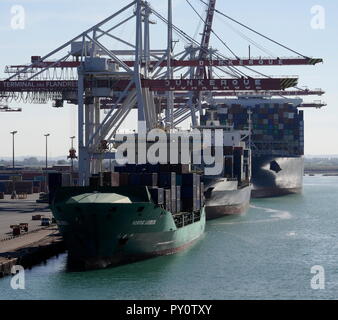 AJAXNETPHOTO. 2018. DUNKERQUE, Francia. - Spedizione di merci - costiere e OCEAN andando navi container carico al terminale de Flandre. Foto:JONATHAN EASTLAND/AJAX REF:GX8 182009 869 Foto Stock