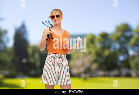 Adolescente con racchette da badminton e volano Foto Stock