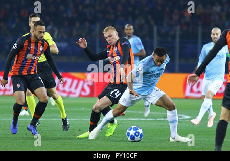 Kharkiv, Ucraina. 23 ottobre, 2018. Viktor Kovalenko di Shakhtar Donetsk (L) combatte per una sfera con Gabriel Gesù di Manchester City durante la loro UE Foto Stock