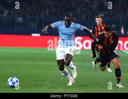 Kharkiv, Ucraina. 23 ottobre, 2018. Benjamin Mendy del Manchester City (L) combatte per una sfera con Maycon di Shakhtar Donetsk durante il loro UEFA Champi Foto Stock