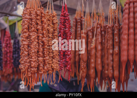 I grappoli delle luminose e fresche churchkhela appeso sul mercato all'aperto Foto Stock