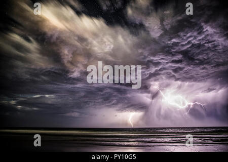 I temporali oltre oceano, Gold Coast, Queensland, Australia Foto Stock