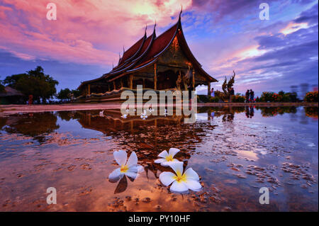 Sirindhorn Wararam Phu Prao (tempio Wat Phu Prao) al tramonto, Ubon Ratchathani, Thailandia Foto Stock