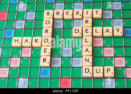 Scheda di Scrabble che mostra a tema Brexit parole circa il confine irlandese problema Foto Stock