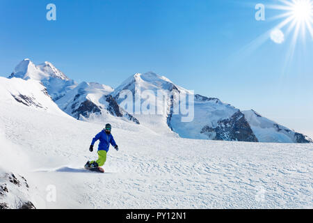 Inverno snowboard attività sulla giornata di sole nelle Alpi Foto Stock