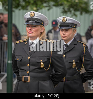 Femmina polizia islandese vestiti in uniformi di formale, durante l'Islanda giorno dell indipendenza, Reykjavik, Islanda Foto Stock