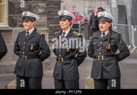 Femmina polizia islandese vestiti in uniformi di formale, durante l'Islanda giorno dell indipendenza, Reykjavik, Islanda Foto Stock