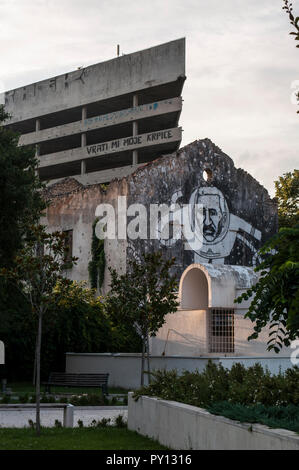 Mostar: Staklena Banka, vecchia banca di vetro, un edificio utilizzato dalla guerra in Bosnia cecchini, trasformato successivamente come Staklena Banka collezione di arte pubblica spazio Foto Stock