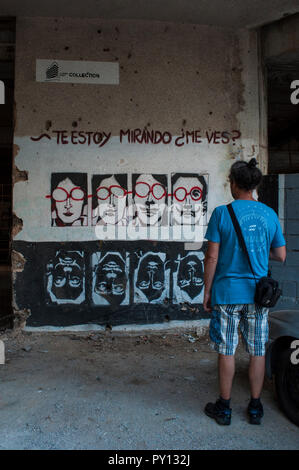 Mostar: Staklena Banka, vecchia banca di vetro, edificio utilizzato dalla guerra in Bosnia cecchini, trasformato successivamente come Staklena Banka collezione di arte pubblica spazio Foto Stock