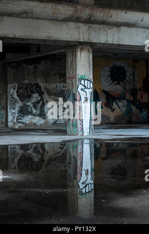 Mostar: Staklena Banka, vecchia banca di vetro, un edificio utilizzato dalla guerra in Bosnia cecchini, trasformato successivamente come Staklena Banka collezione di arte pubblica spazio Foto Stock