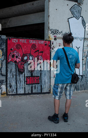 Mostar: Staklena Banka, vecchia banca di vetro, edificio utilizzato dalla guerra in Bosnia cecchini, trasformato successivamente come Staklena Banka collezione di arte pubblica spazio Foto Stock