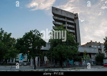 Mostar: Staklena Banka, vecchia banca di vetro, un edificio utilizzato dalla guerra in Bosnia cecchini, trasformato successivamente come Staklena Banka collezione di arte pubblica spazio Foto Stock