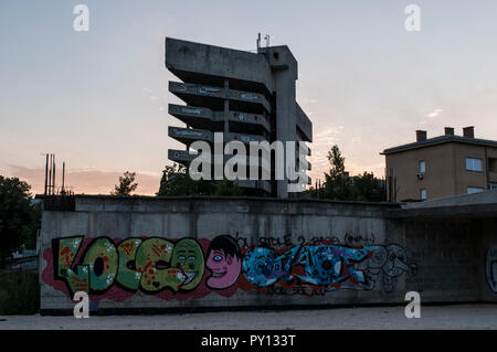 Mostar: Staklena Banka, vecchia banca di vetro, un edificio utilizzato dalla guerra in Bosnia cecchini, trasformato successivamente come Staklena Banka collezione di arte pubblica spazio Foto Stock