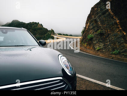 Auto close-up è sulla strada tortuosa nebbia im sul nord di Tenerife. Isole Canarie Spagna Foto Stock