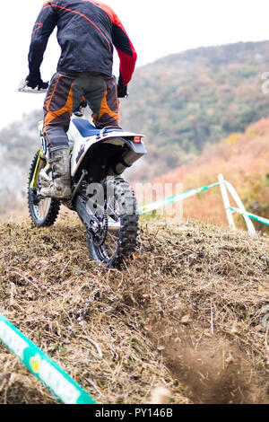 Driver non identificato a disco gara di enduro in Soko Banja, Serbia. Foto Stock