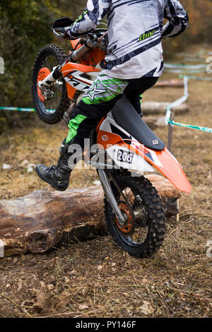 Driver non identificato a disco gara di enduro in Soko Banja, Serbia. Foto Stock