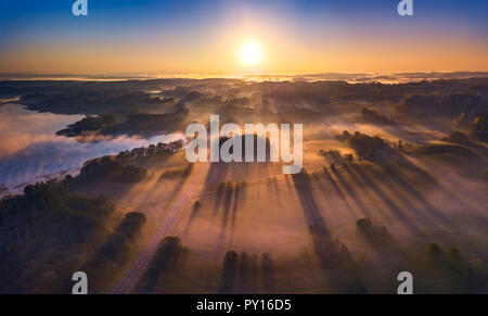 Vista aerea di epic raggi di luce sui campi in autunno Foto Stock