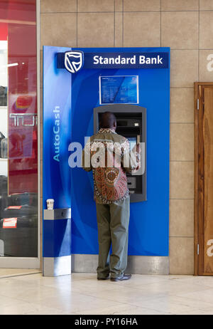 La Namibia banca bancomat - un uomo namibiano usando un standard della banca bancomat, a Windhoek, Namibia Africa Foto Stock