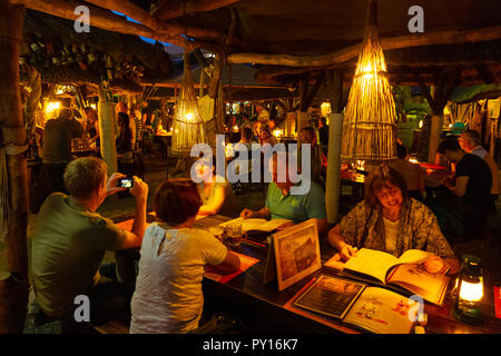 I clienti di mangiare in Joe's birreria, un famoso ristorante a Windhoek, in Namibia in Africa Foto Stock