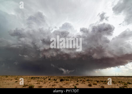 Le nuvole di tempesta drammatiche e il cielo oscuro Foto Stock