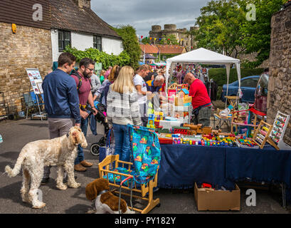 La folla lo shopping al bancarelle durante Nunney Fayre di Nunney, Somerset, Regno Unito il 1 Agosto 2015 Foto Stock