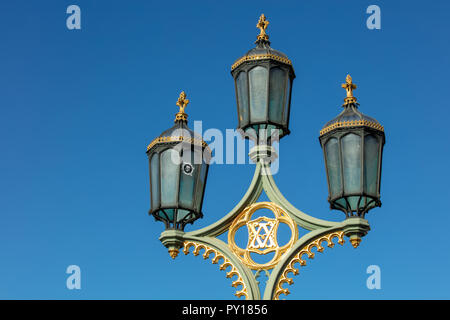 Vintage lampada posta sul Westminster Bridge, Londra, Regno Unito, con moderni hanno portato il montaggio interno, producendo una maggiore efficienza energetica e una forte luce per tutti i suoi utenti. Foto Stock