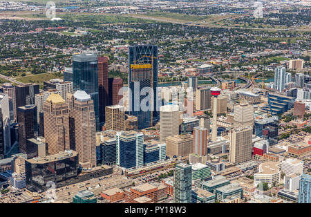 Vista aerea del centro città di Calgary da elicottero in estate. Foto Stock