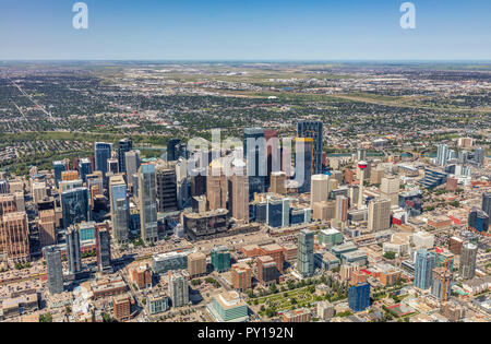 Vista aerea del centro città di Calgary da elicottero in estate. Foto Stock