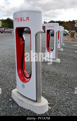 Tesla punti di ricarica per i veicoli elettrici a freccette Farm, Exeter, Devon Regno Unito Foto Stock