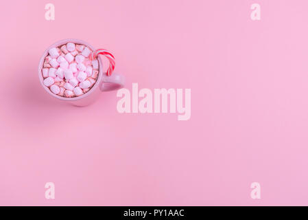 Mini marshmallow rosa e bianco in tazza con cioccolata calda su sfondo rosa  Foto stock - Alamy