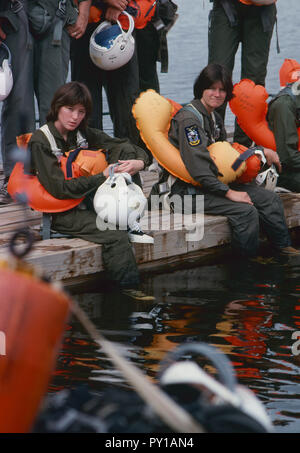 La prima donna gli astronauti della NASA possono beneficiare in acqua Scuola di sopravvivenza in Turchia punto, Florida. Qui l'astronauta della NASA candidati (sinistra) Anna L. Fisher e (a destra) Sally Ride sedersi tra i loro compagni di sesso maschile come essi aspettano il loro turno in un elicottero acqua esercizio di prelievo. Foto Stock