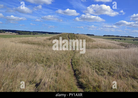 Cursus carriole. Antichi tumuli o tumuli in Stonehenge Cursus sul paesaggio di Stonehenge, Wiltshire, Inghilterra, Regno Unito Foto Stock