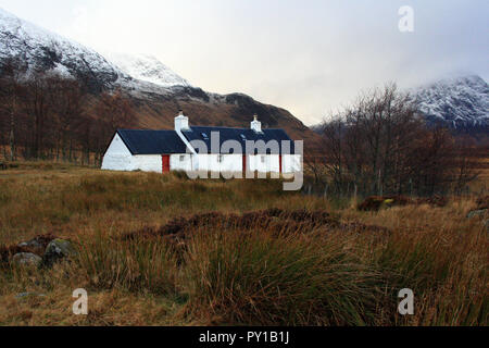 Blackrock Cottage a base di Grampian Mountains in autunno, Glen Coe, Lochaber, Scozia Foto Stock