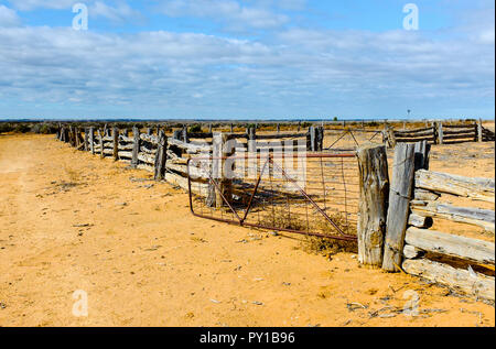 Vecchio abbandonato stockyards nell'outback australiano, il Nuovo Galles del Sud Australia Foto Stock