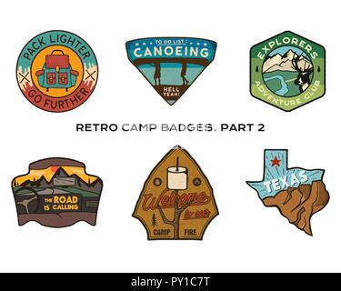 Vintage disegnato a mano i badge di viaggio set. Camping etichette concetti. Spedizione in montagna disegni logo. Escursione all'aperto emblemi. Camp logotipi collezione. Vettore di stock isolate Illustrazione Vettoriale