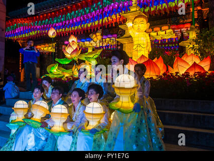 SEOUL - 11 maggio : lanterna colorata decorazione presso il Tempio Jogyesa durante il Lotus Lantern Festival in Seoul Corea il 11 maggio 2018. Il festival è una cele Foto Stock