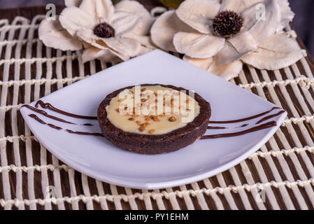 Brownie al cioccolato con gelato alla vaniglia. Foto Stock