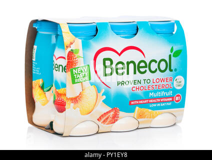LONDON, Regno Unito - 20 ottobre 2018: Pack di Benecol abbassare il colesterolo yogurt drink con gusto multifruit su sfondo bianco. Foto Stock