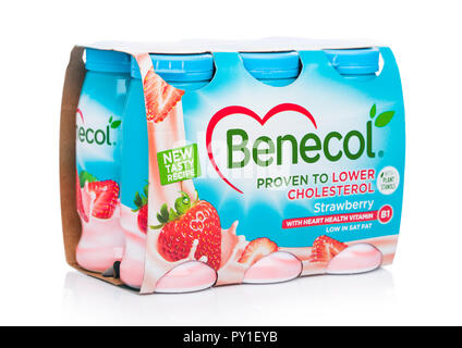 LONDON, Regno Unito - 20 ottobre 2018: Pack di Benecol abbassare il colesterolo yogurt drink con sapore di fragola su sfondo bianco. Foto Stock