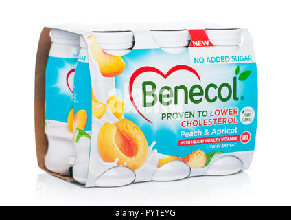 LONDON, Regno Unito - 20 ottobre 2018: Pack di Benecol abbassare il colesterolo yogurt drink con gusto pesca su sfondo bianco. Foto Stock
