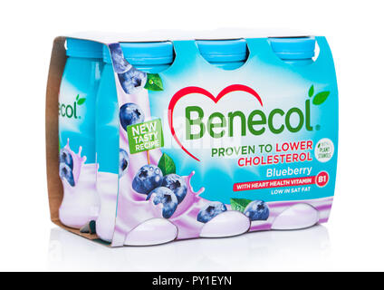 LONDON, Regno Unito - 20 ottobre 2018: Pack di Benecol abbassare il colesterolo yogurt drink con gusto mirtillo su sfondo bianco. Foto Stock